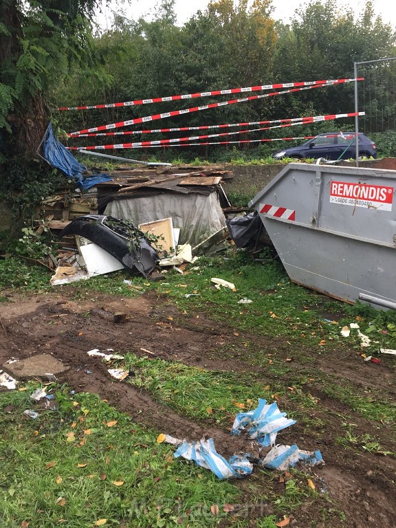 VU PKW landet wieder mal in Kleingartenanlage Koeln Vingst Vingster Ring P07.jpg